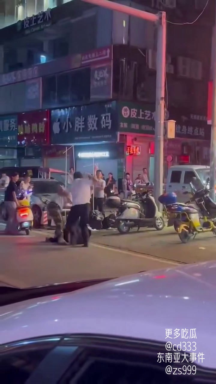 街头惊现迷彩裤赤膊男子单挑两名壮汉并连续将其击倒在地