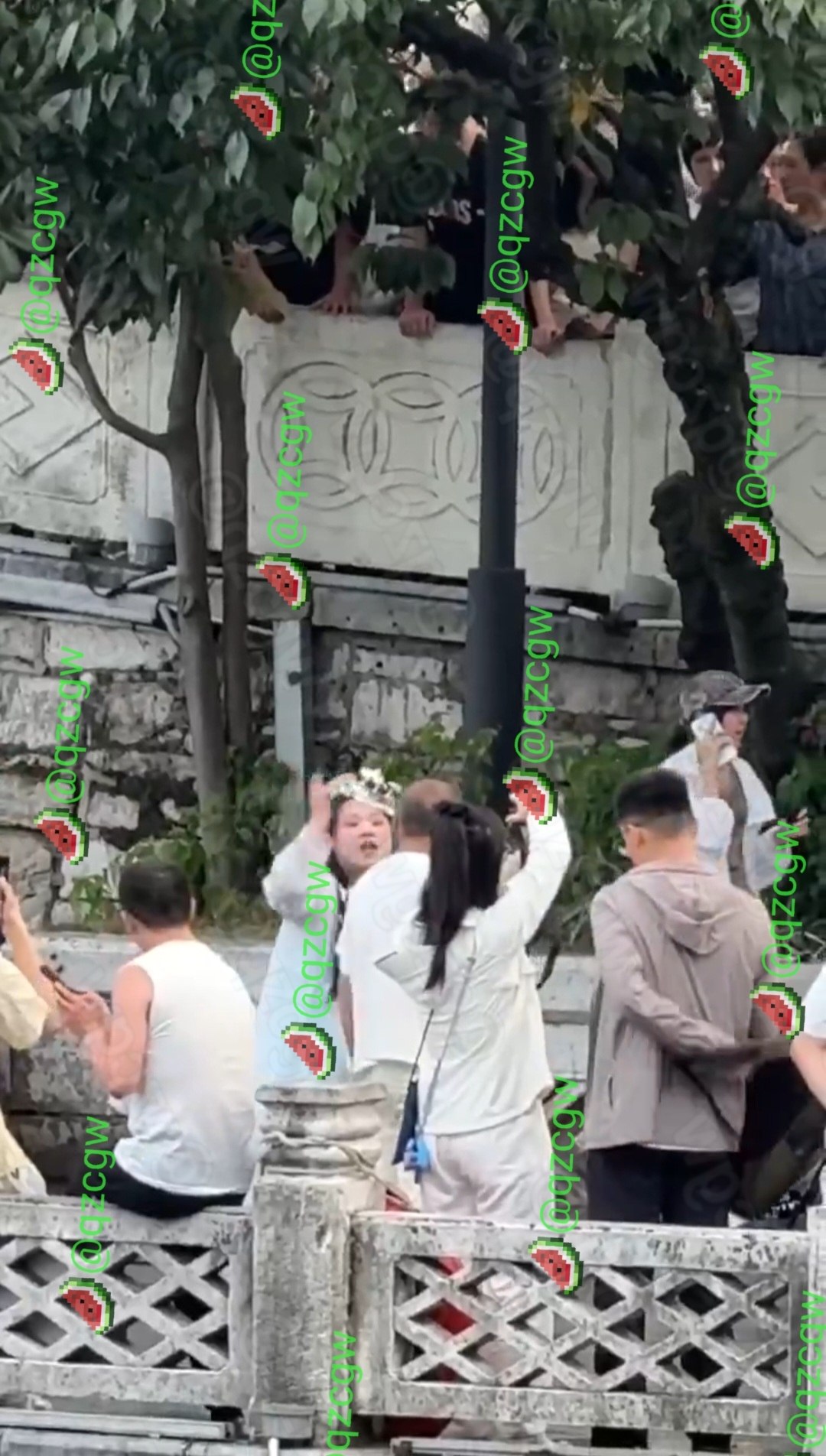 景区石桥旁仙气少女与光头大爷激烈对峙引发游客围观围堵