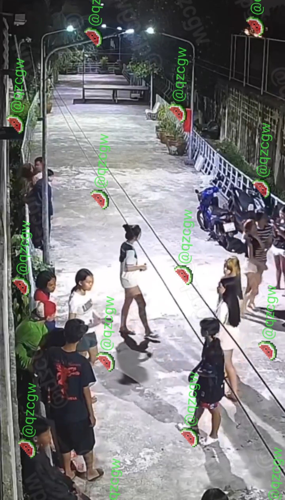 泰国街头多名女生因暗恋对象带新女友而围攻情侣导致场面失控