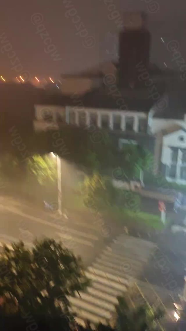 台风白海豚横扫苏州引发强降水导致多地窗户漏水及城市陷入风雨笼罩