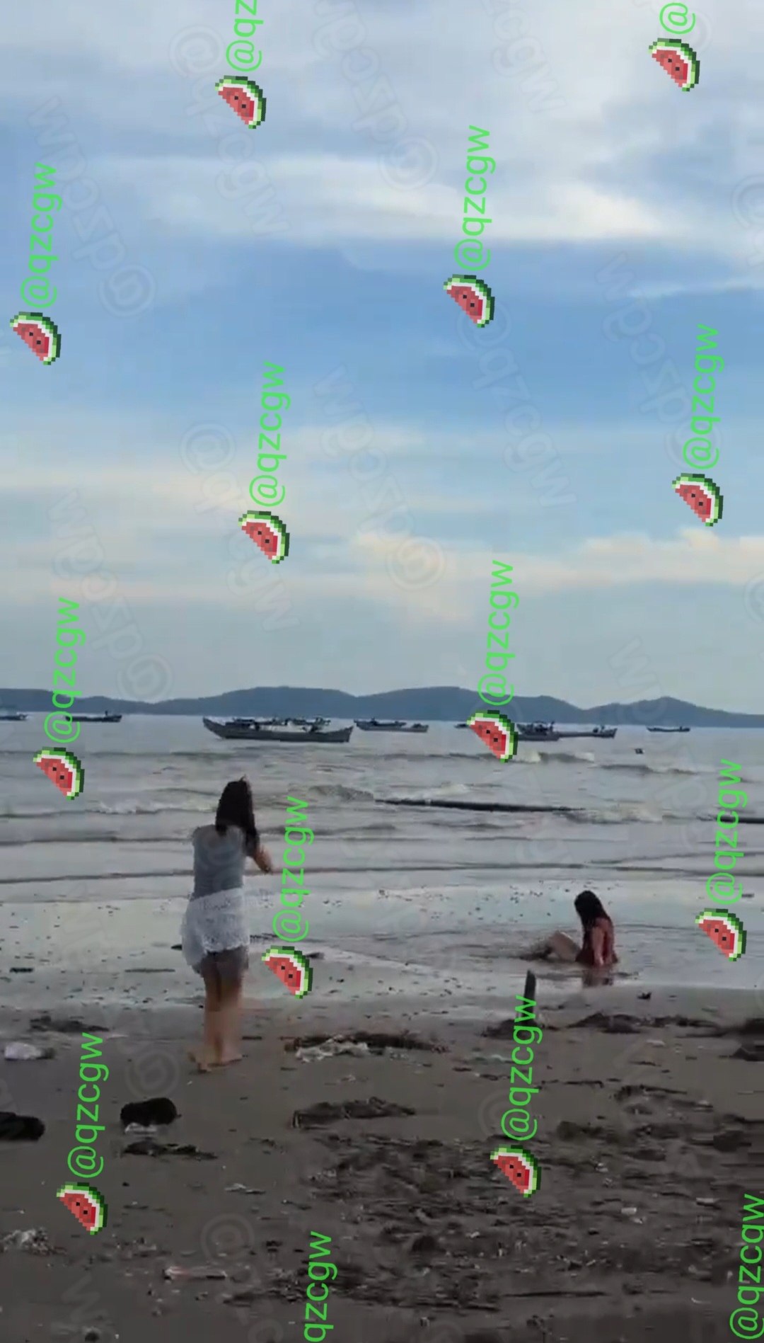 海边度假情侣因手机查岗引发激烈争吵并于沙滩泥地扭打成泥人