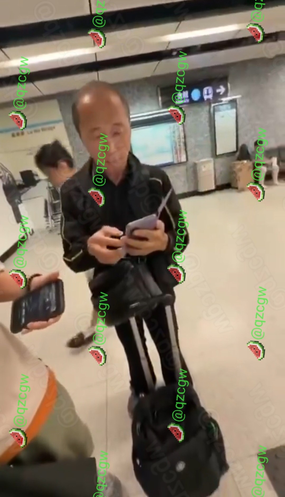 香港金钟地铁站中年男子涉嫌偷拍被乘客当场围堵对峙