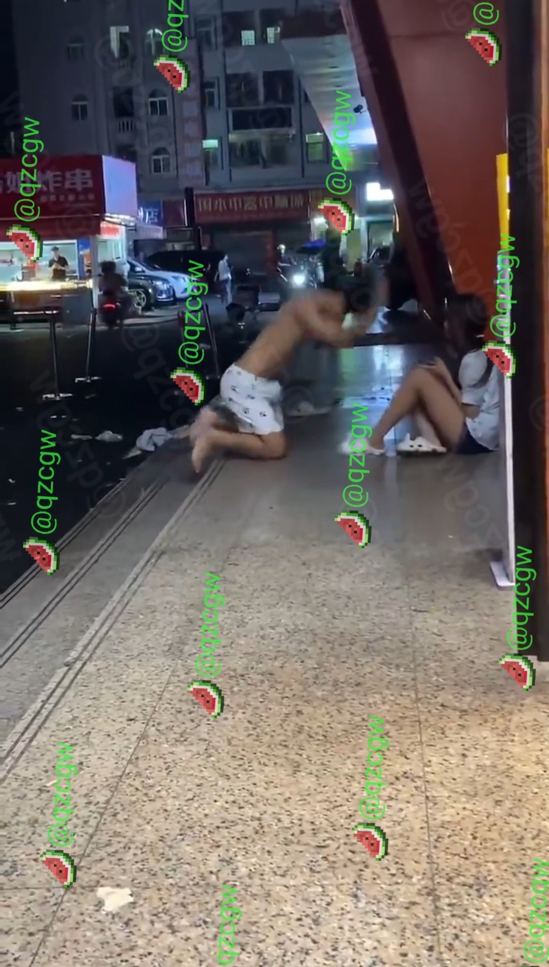 赤膊男子深夜街头跪地自扇耳光发泄情绪身旁女子全程低头玩手机