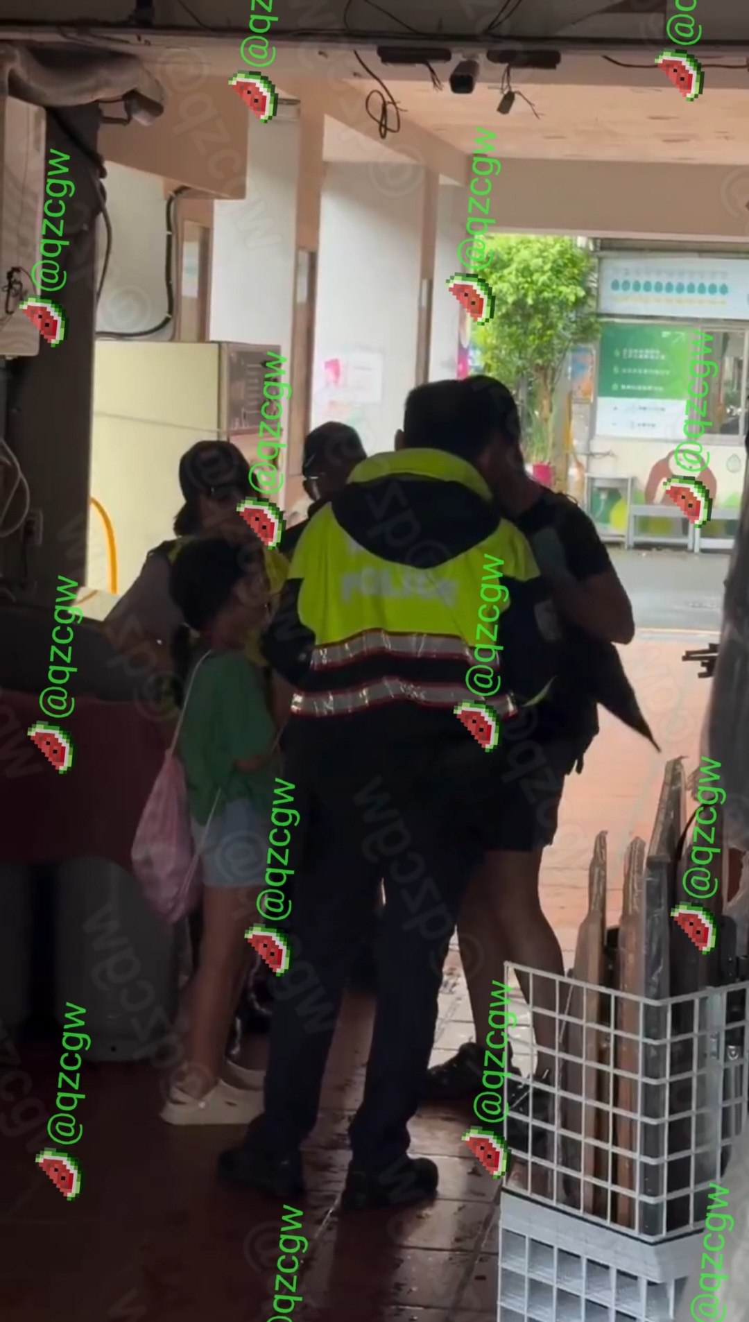 台北家长因防空演习阻碍女儿游泳考试当街怒吼警察并当众痛骂幼女