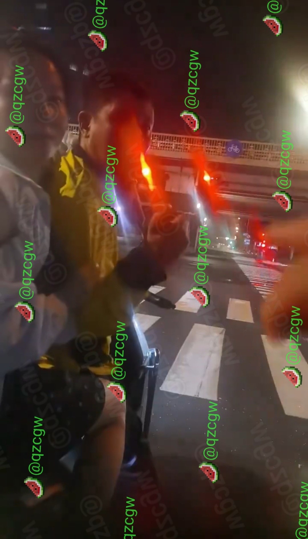 外卖骑手深夜路口口出恶言引发冲突,女友及时捂嘴按压男友平息事端