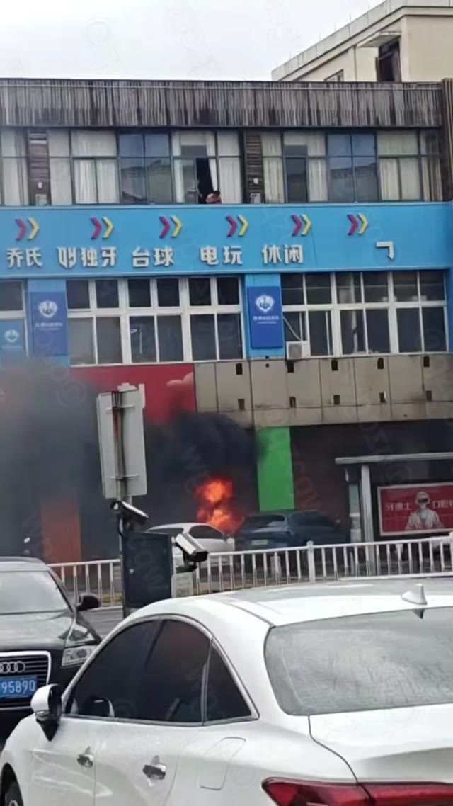 浙江嘉善台风天综合楼突发猛烈大火商铺宾馆台球室被焚毁疑似电瓶车充电引发