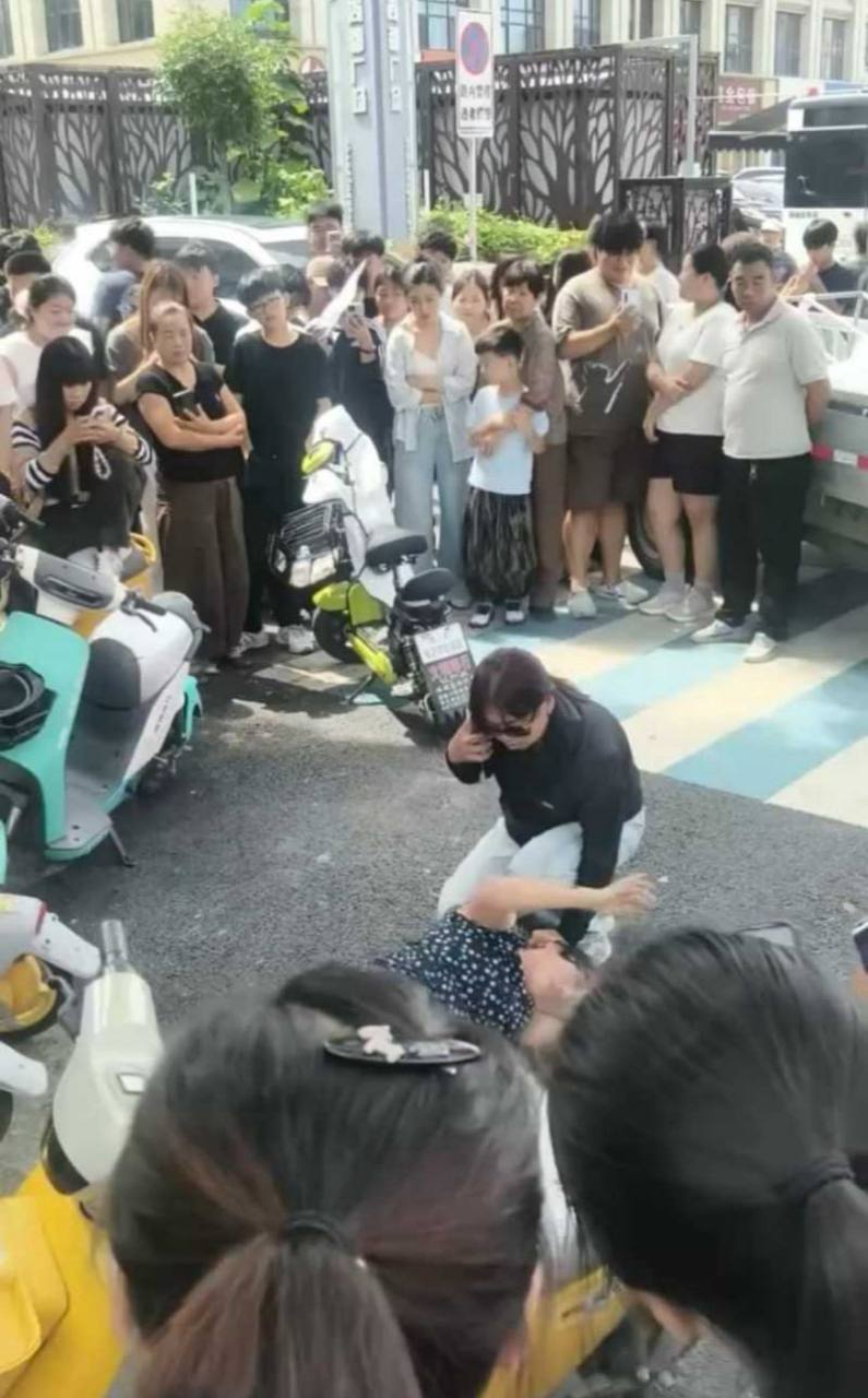 河北保定原配于正信购物中心外当街围堵并暴力撕扯第三者内裤