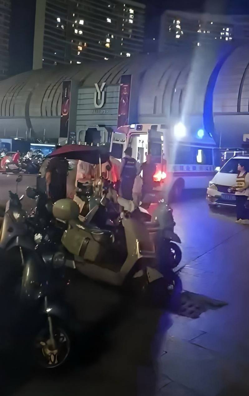 广西玉林十字街一名女子带娃逛街时突遭陌生男子持刀疯狂砍杀