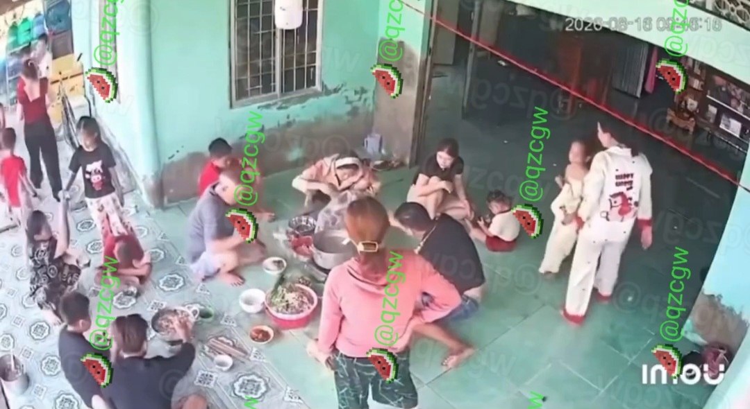 越南一户人家庭院聚餐时瓦斯罐突发爆炸导致火光冲天场面混乱