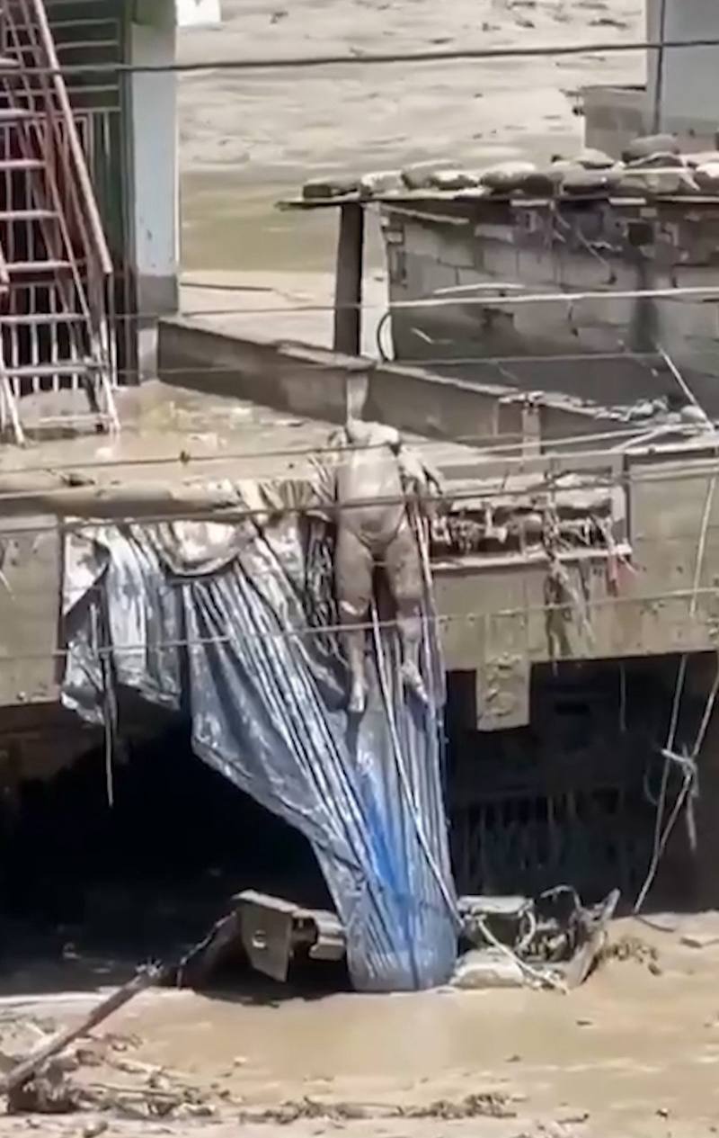 尼泊尔侧突发泥石流冲向西藏吉隆口岸导致建筑被埋及道路中断
