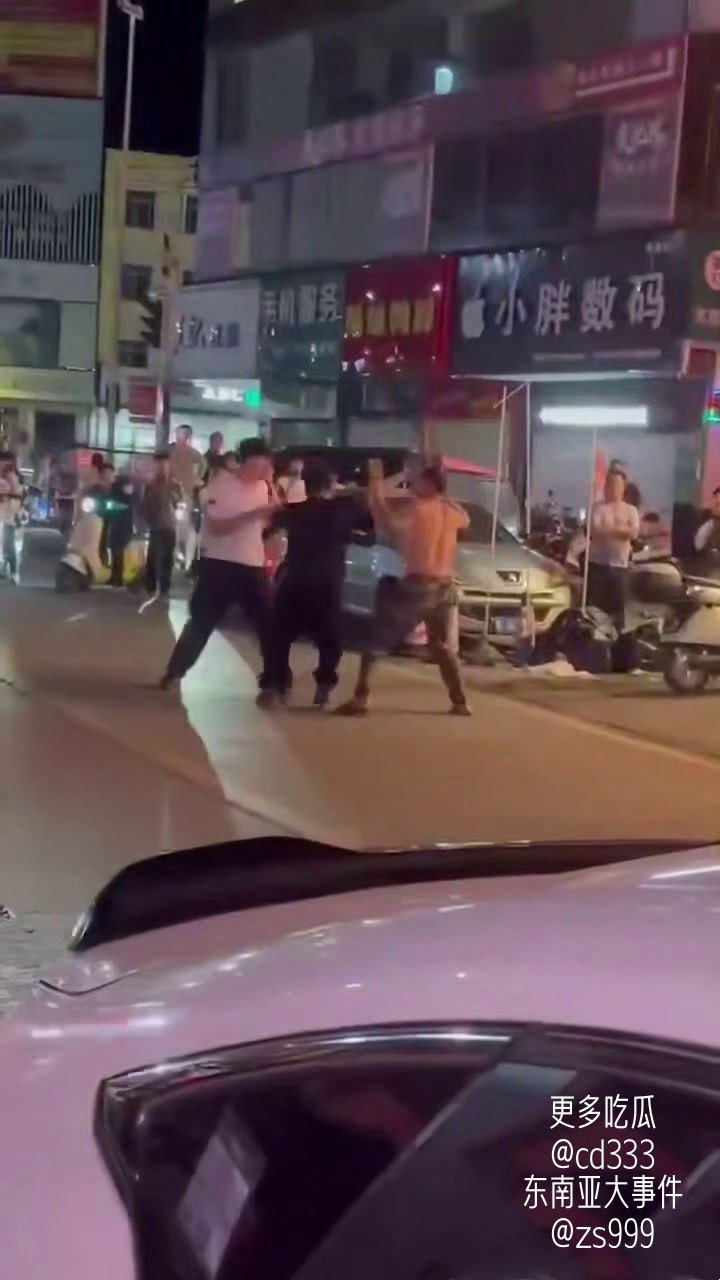 街头惊现迷彩裤赤膊男子单挑两名壮汉并连续将其击倒在地