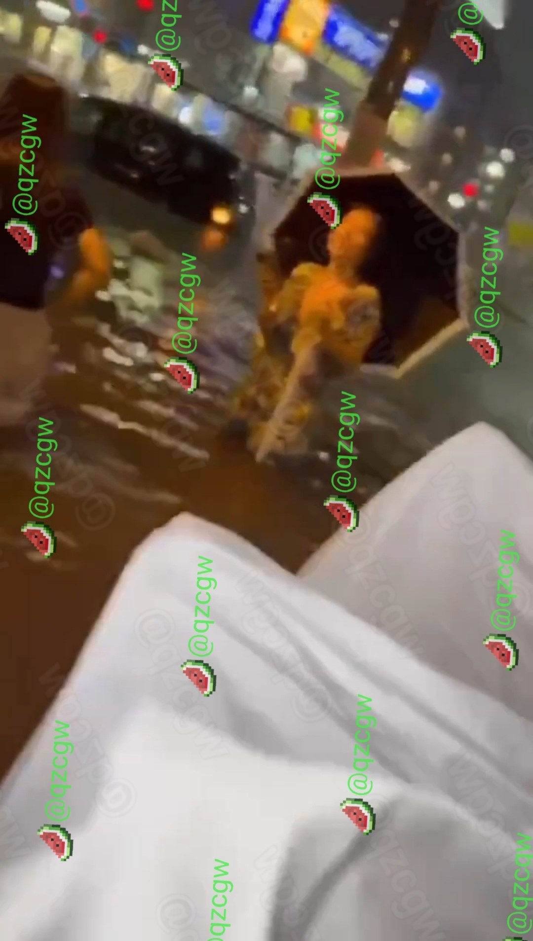 日本千叶县遭遇记录性暴雨导致多地内涝行人被迫在浑浊污水中艰难涉水回家