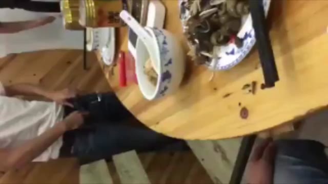 餐厅餐桌上演荒唐淫乱行径男子公然在饭馆内对女性进行猥亵抓弄