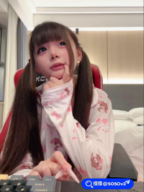 网红嫩妹芊芊宝与男友在酒店拍摄私密视频展示水手服与睡衣反差诱惑