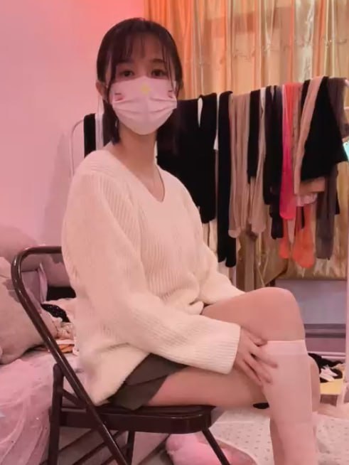 网红少女原芊芊发布白丝情趣订阅福利视频展示高强度道具性爱细节