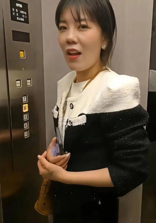网红素人孙晔子身着蜘蛛侠制服在电梯内遭金主调教并拍摄淫乱视频