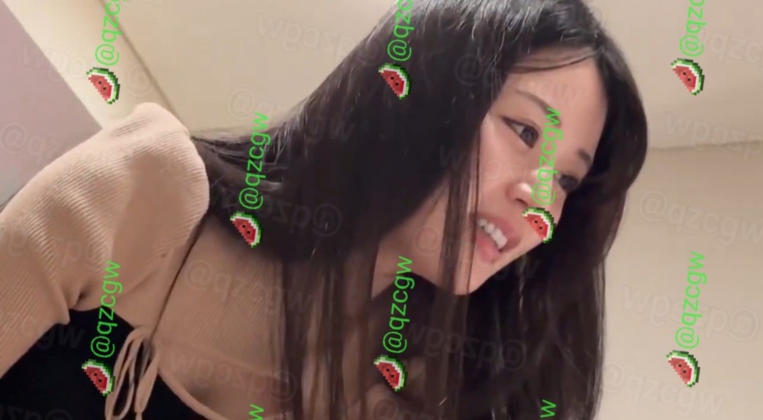长发甜美技师俯身低头提供足疗服务引发围观感叹深度放松