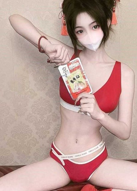 某成人视频博主发布全裸舞蹈视频展示极品身材并进行露骨自慰表演