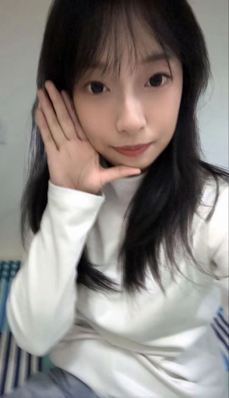 外表老实的精神小妹私下极度渴求性爱并主动拍摄榨精视频