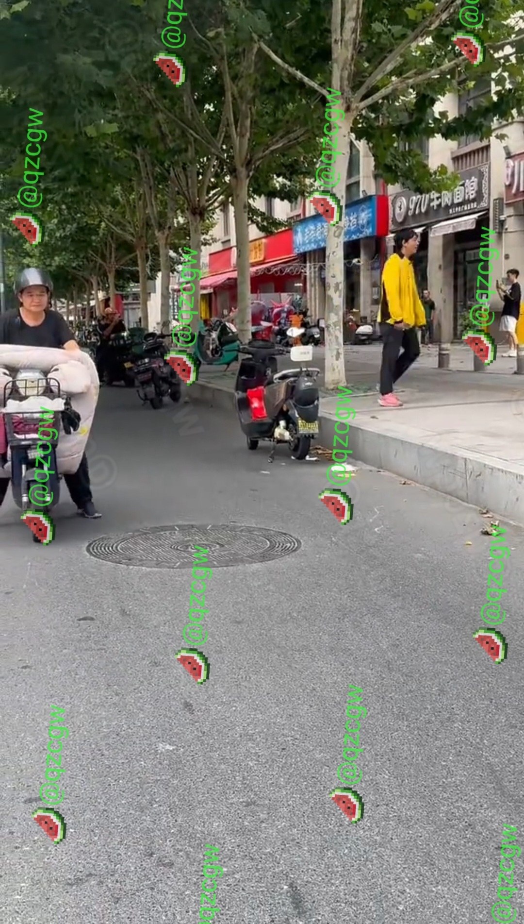 美团外卖骑手街头戏弄高龄老人导致其重心不稳险些后脑着地