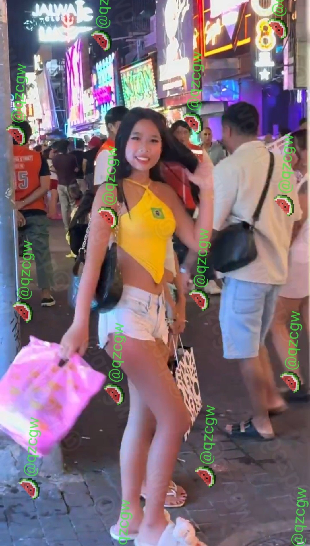 泰国芭提雅红灯区现清纯系娇小少女身着露背装在步行街引路人侧目