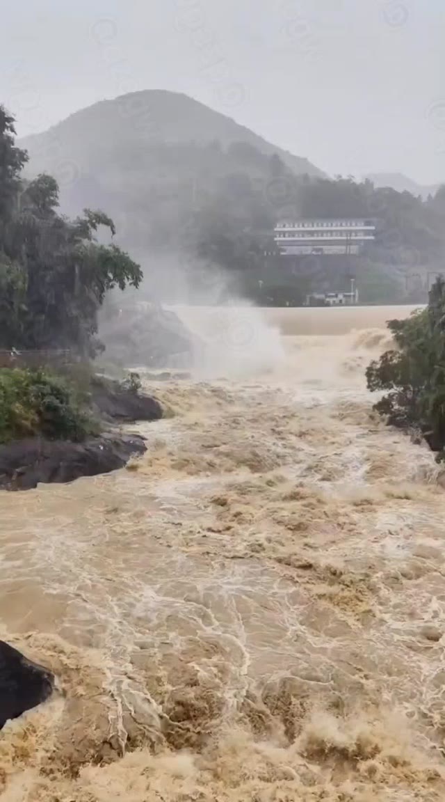 台风红霞袭击潮汕揭阳导致揭西多地沦为泽国桥梁被冲毁村庄被淹没