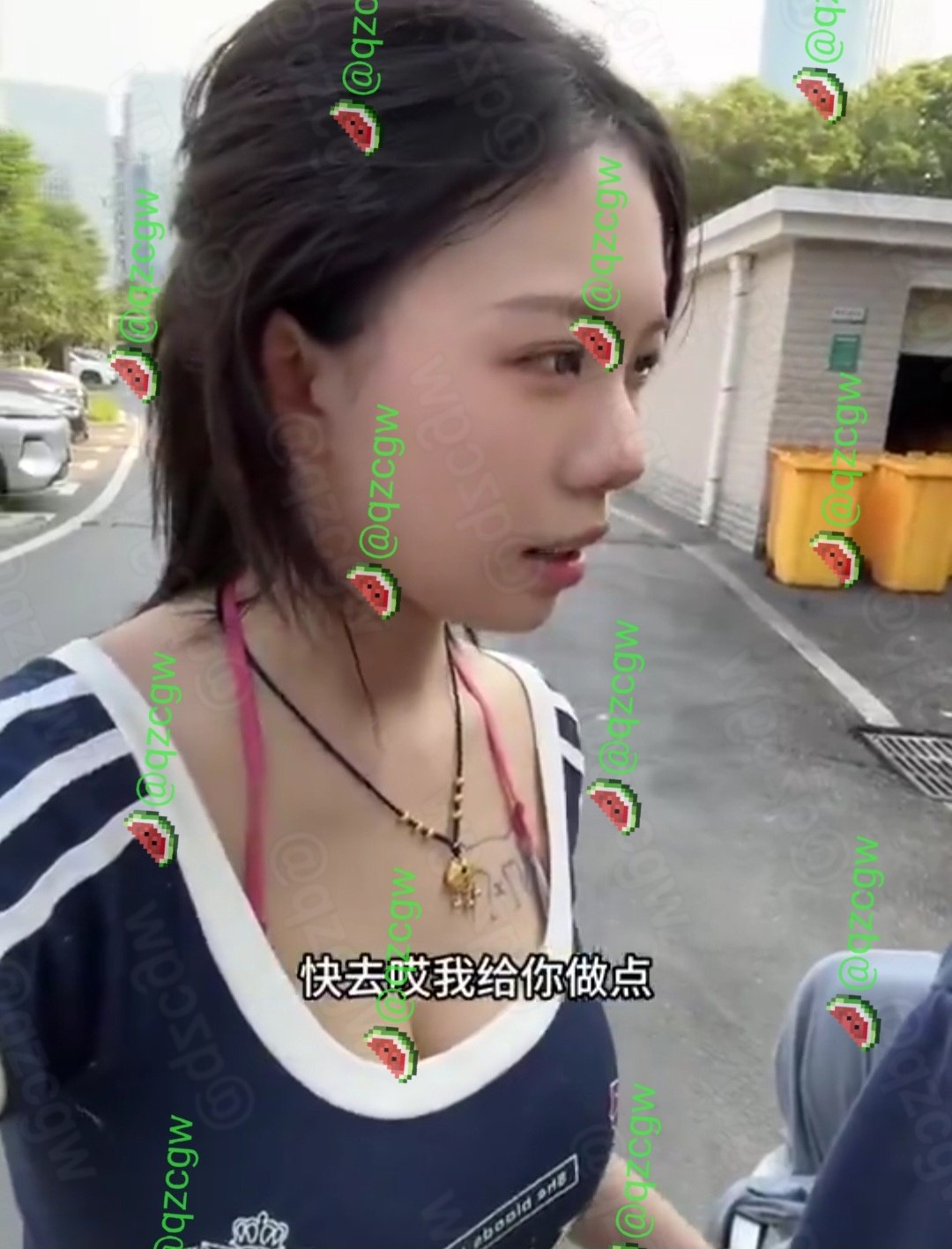 低胸纹身美女主动邀约男生回家喝水却遭钢铁直男以网吧为由拒绝