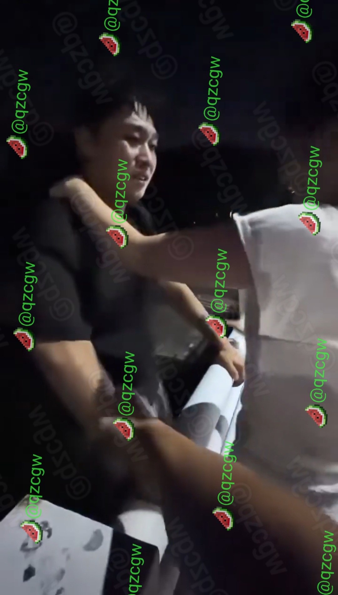 深夜天桥情侣激烈肢体纠缠女子紧搂男子脖颈疑似情绪失控欲跳河