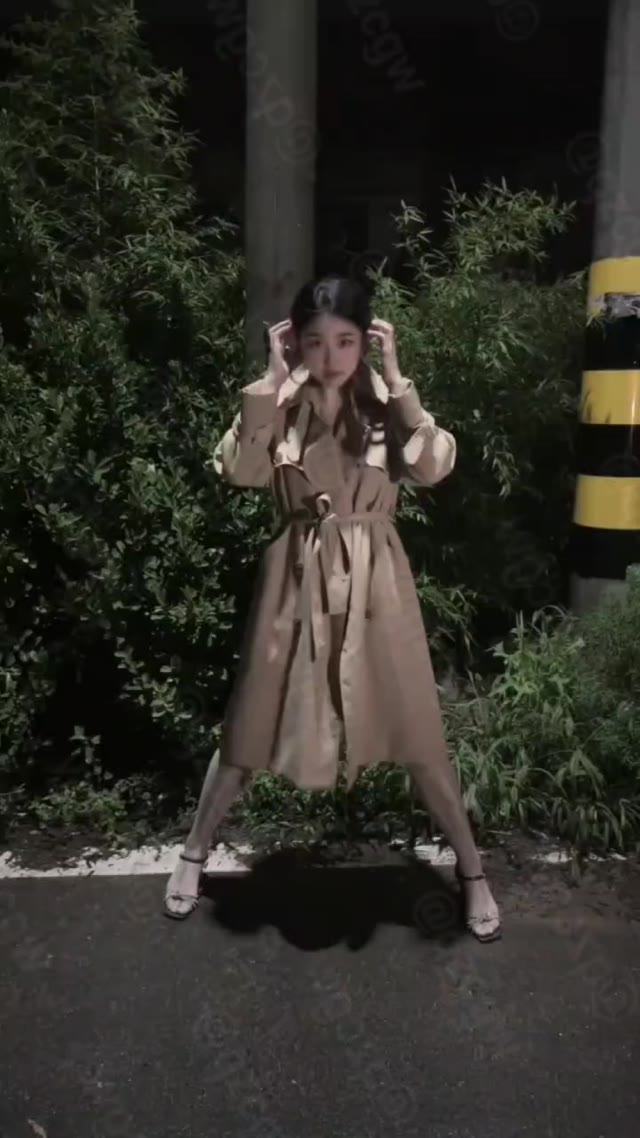 抖音网红修狗日记夏季身着厚重风衣拍摄宠物视频实为引流推特售卖私密内容