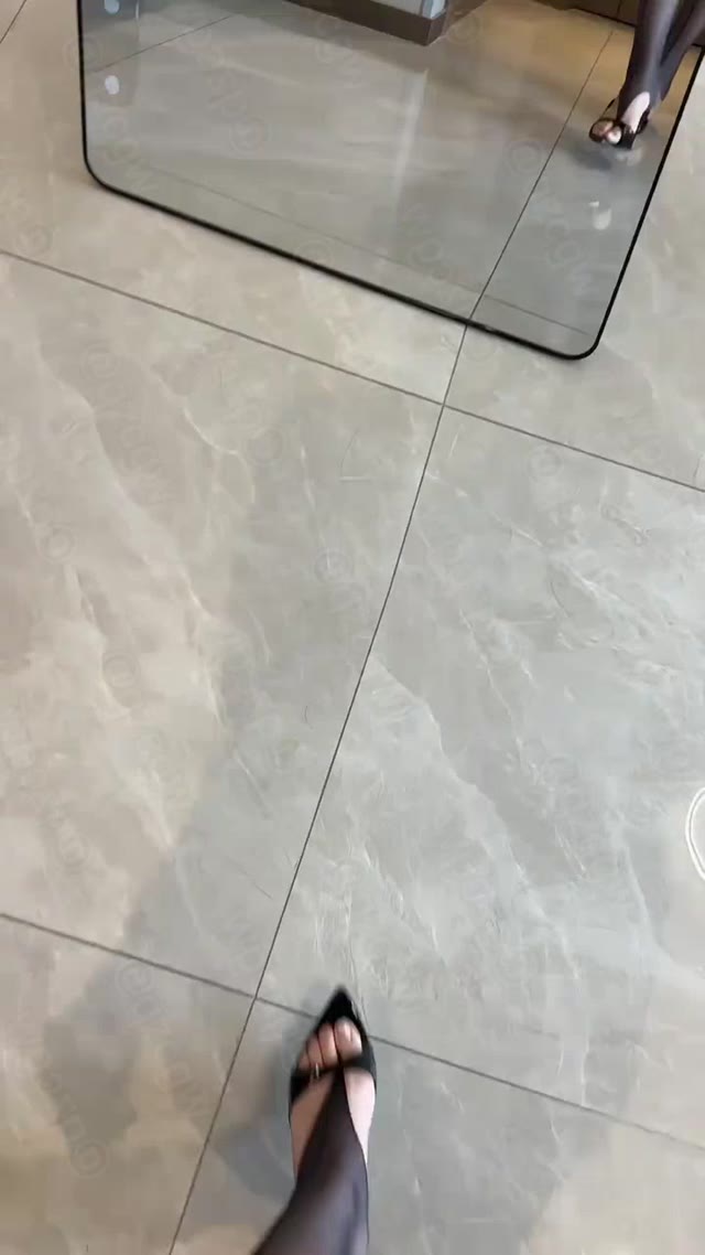 复古夹趾袜席卷社交平台辣妹们通过分趾设计展示极致性感脚部线条
