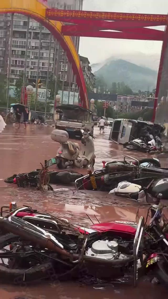 四川马边县遭遇极端暴雨引发山洪导致多条街道被淹没商铺损失惨重
