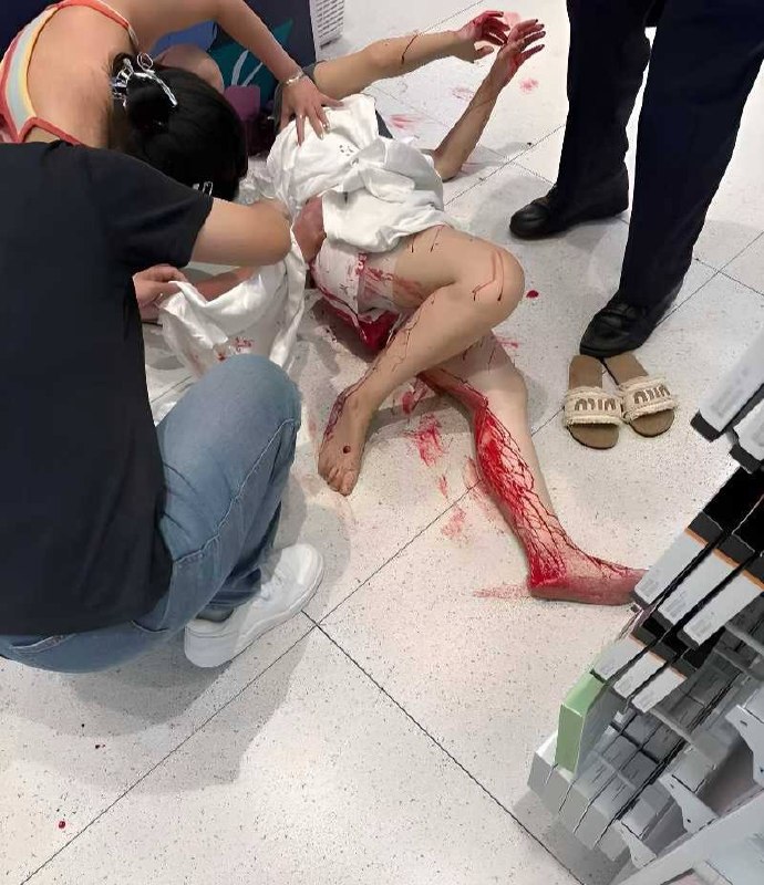 广西玉林十字街一名女子带娃逛街时突遭陌生男子持刀疯狂砍杀