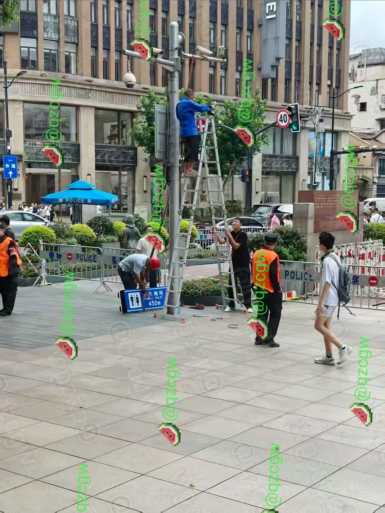 上海华为旗舰店因公厕路牌指向商标引发尴尬构图随后路牌被紧急更换