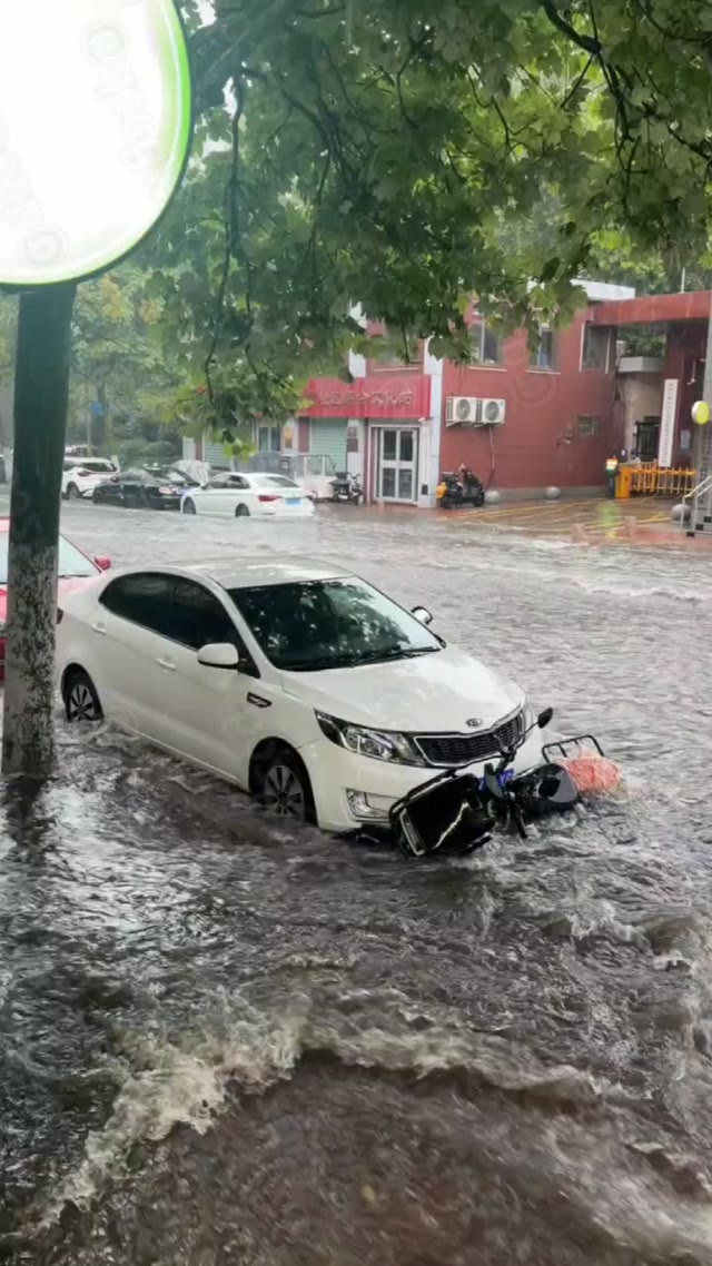 济南花园路遭遇突发暴雨导致多处路段积水严重车辆被迫弃车涉水