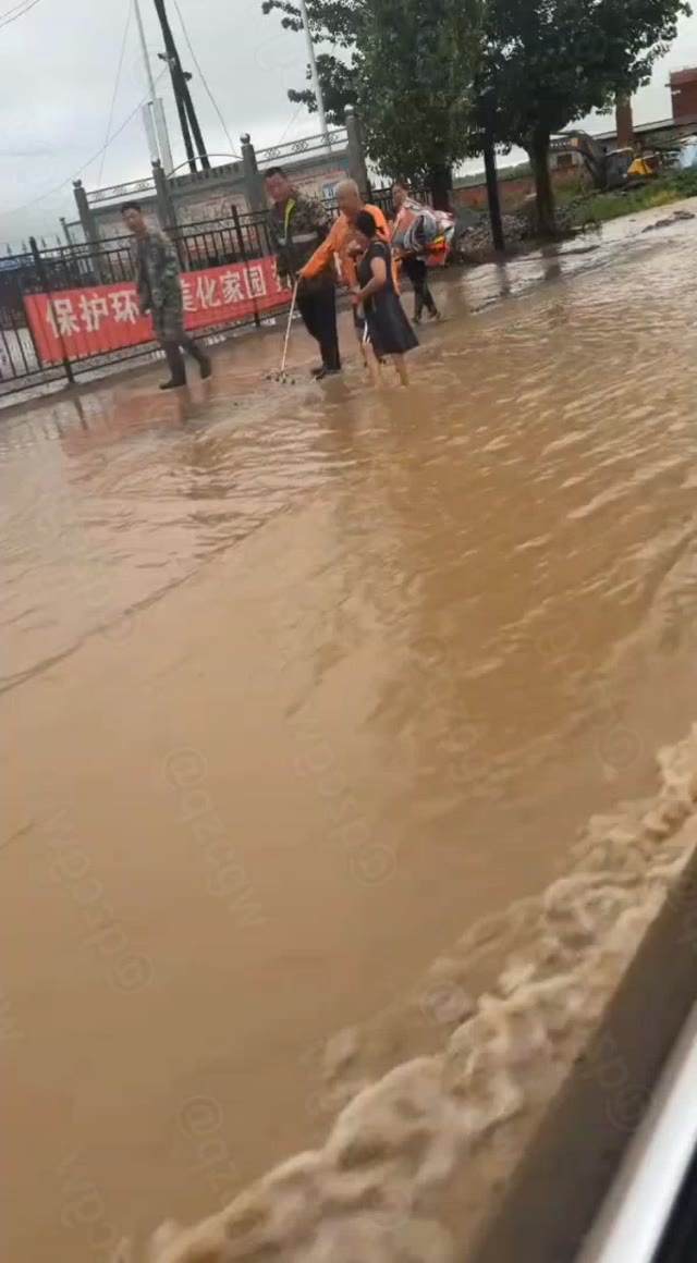 陕西西安临潼遭遇突发暴雨袭击导致西街夜市积水严重化身水上乐园
