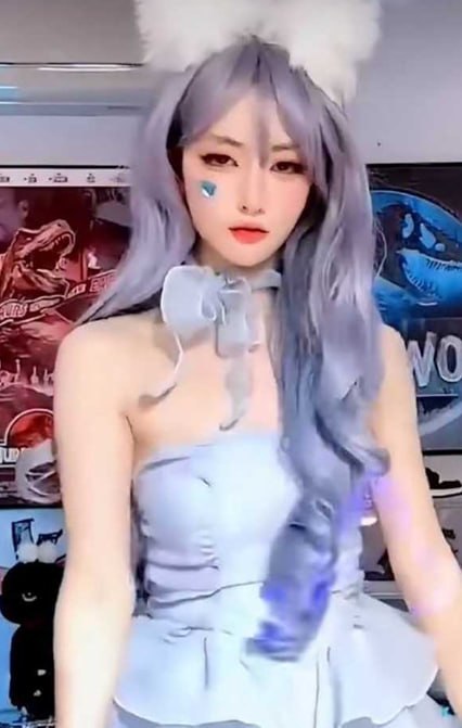 某女主播开启双视角直播通过穿戴肛塞链珠与湿身舞姿进行高尺度自我调教