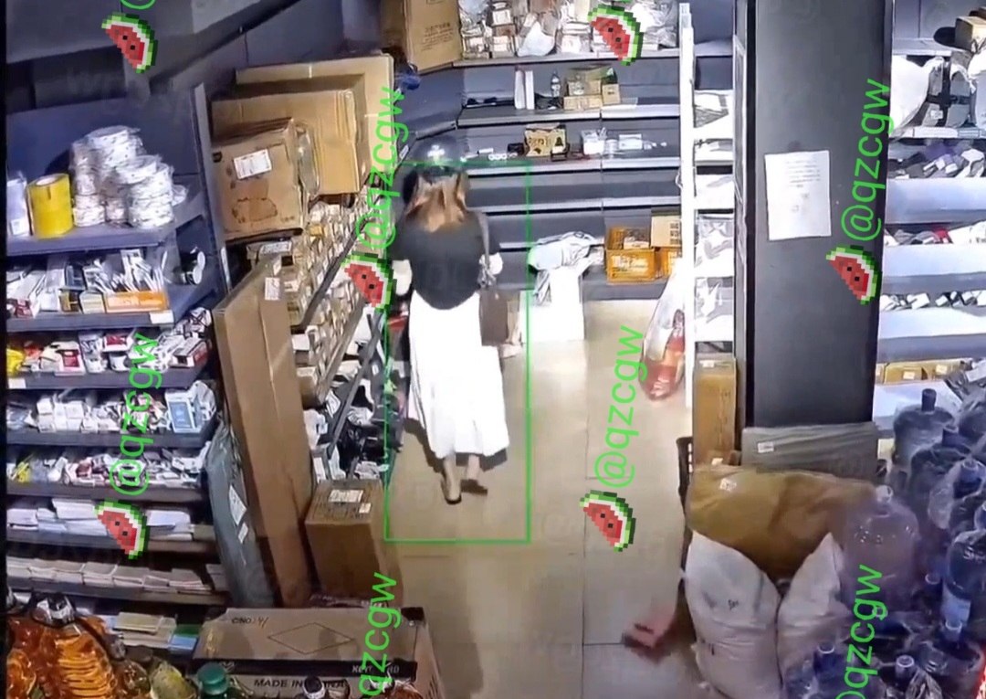 白裙女子路过小店恶意踢飞他人快递包裹并辱骂店员脑子有病