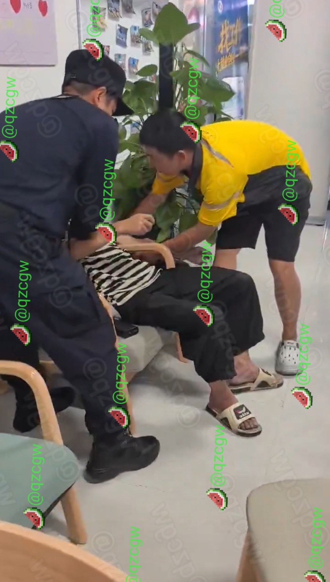 外卖单王在驿站休息区坐着离世身体已僵硬被发现时已无反应