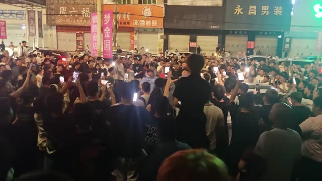 河北胜芳一知名女主播被榜一大哥带开房遭家属当街拦截并砸车
