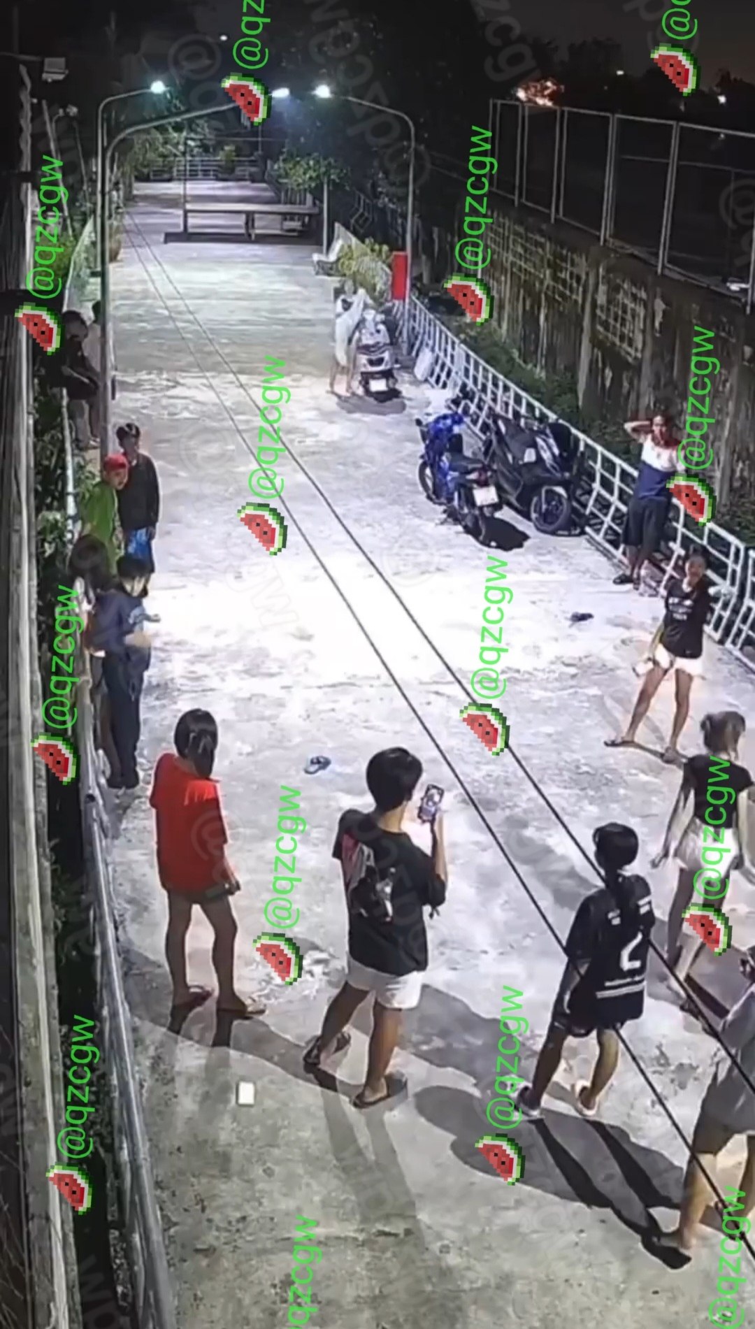 泰国街头多名女生因暗恋对象带新女友而围攻情侣导致场面失控