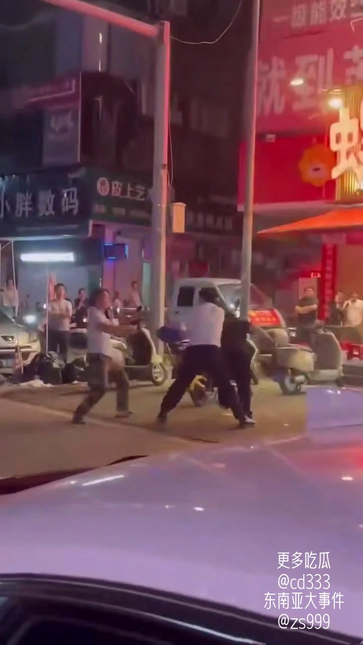 街头惊现迷彩裤赤膊男子单挑两名壮汉并连续将其击倒在地