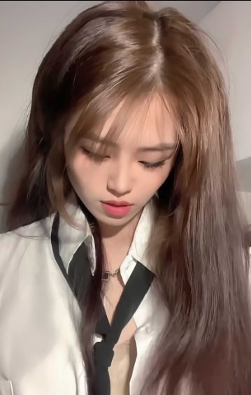 高颜值黄毛学妹身着白衬衫黑领带居家自拍并用跳蛋自慰诱惑男友