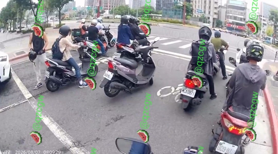 台北街头机车男红灯脱头盔在车流间徘徊并频繁瞪视路人