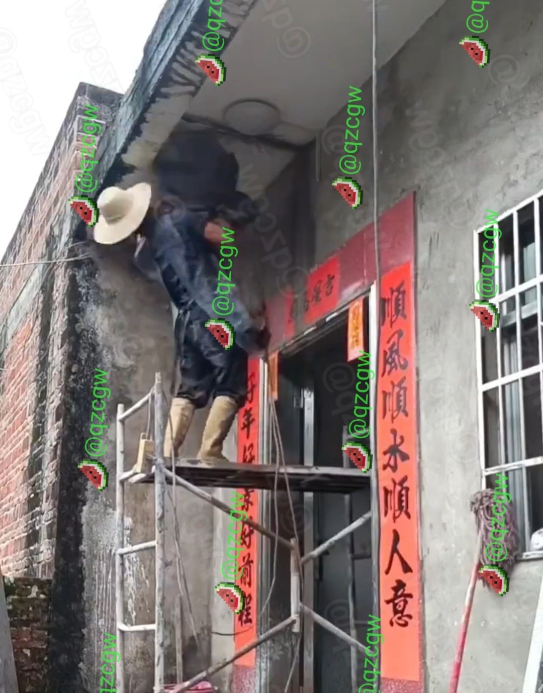 建筑工人高空作业时切割机失控削掉头皮见红后竟淡定继续干活