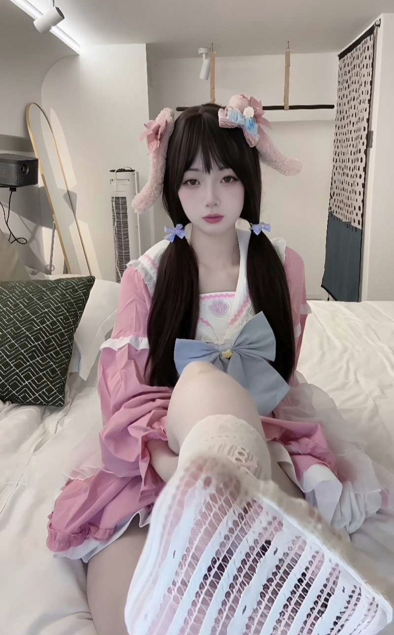 知名反差女主播奶芙直播自慰并伴随言语羞辱观众引发感官冲击