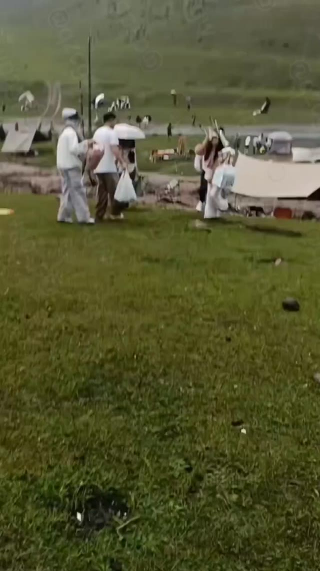 甘肃渭源双石门景区突发山洪导致十人遇难二十三人受伤现场车辆损毁严重