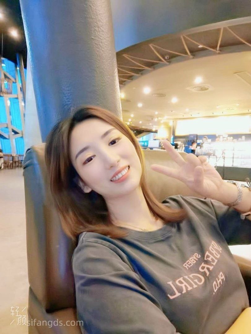 某风韵少妇背着丈夫赴约酒店与同事偷情并拍摄挑逗视频