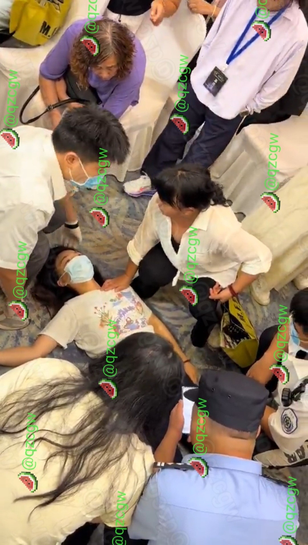 室内活动现场年轻女子突发抽搐倒地引发混乱工作人员紧急施救