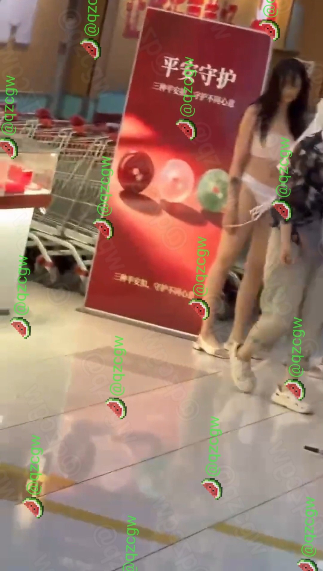 女子在大润发金店门口因买金被拒当众脱衣抗议险些裸奔