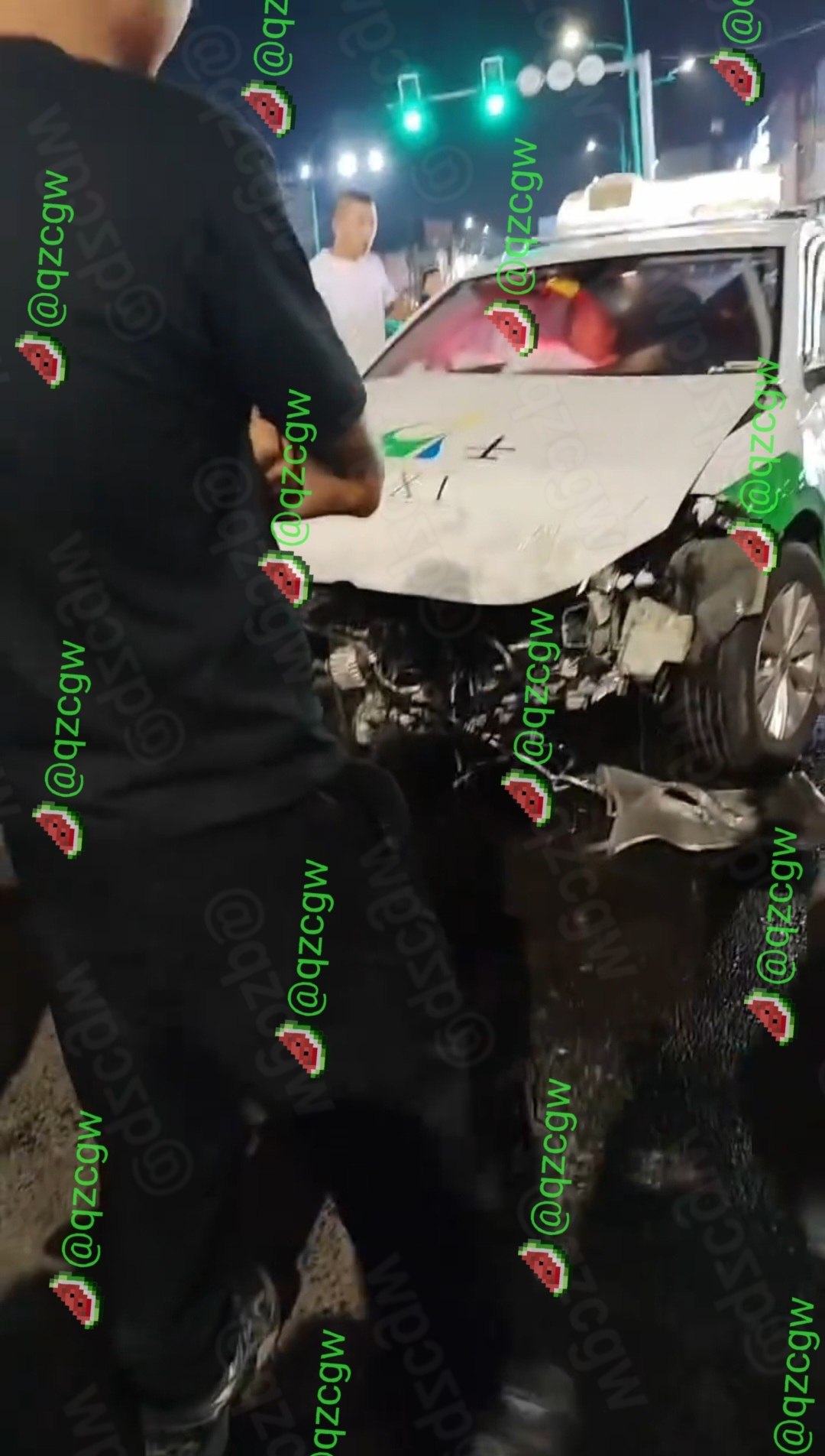 吉林榆树发生三车连环撞事故,私家车与出租车因抢行红绿灯导致车毁人伤